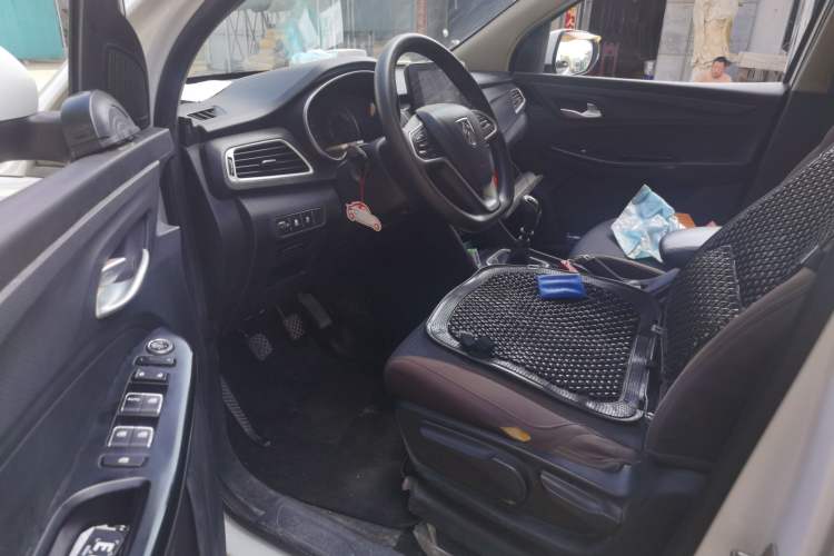 Used Baojun 730 2019 1.5L Manual Fashion Model 7-seater China VI Interior 3