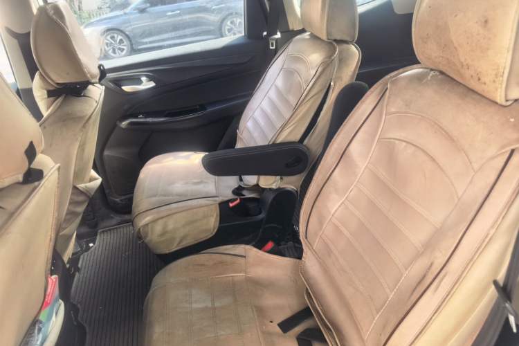 Used Baojun 730 2019 1.5L Manual Fashion Model 7-seater National V Interior 4