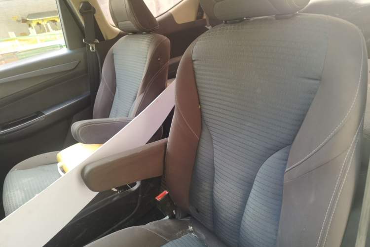 Used Baojun 730 2019 1.5L Manual Fashion Model 7-seater China VI Interior 4