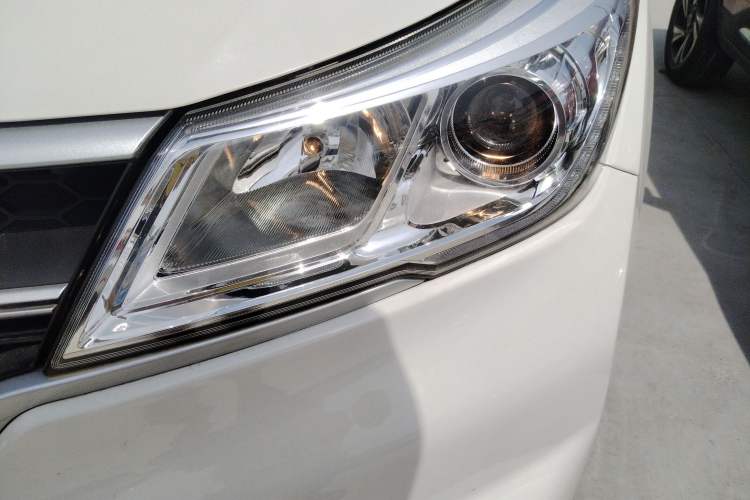 Used Baojun 730 2019 1.5T Manual Fashion Model 7-seater National V Left Front Headlight