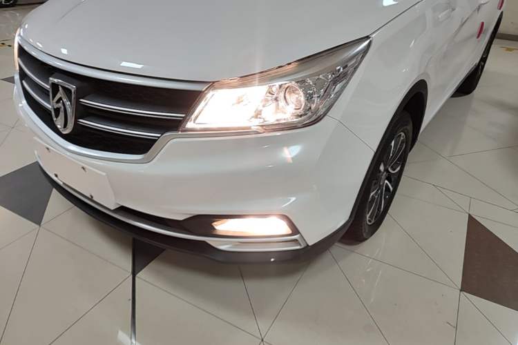 Used Baojun 730 2019 1.5T Manual Fashion Model 7-seater National V Left Front Headlight
