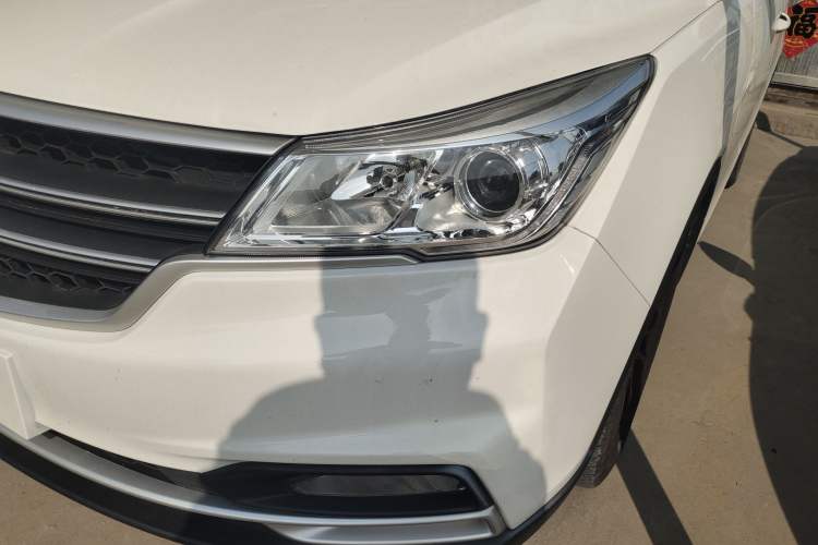 Used Baojun 730 2019 1.5T Manual Fashion Model 7-seater National V Left Front Headlight