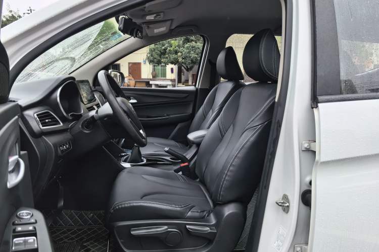 Used Baojun 730 2019 1.5T Manual Fashion Model 7-seater China VI Left Front Seat