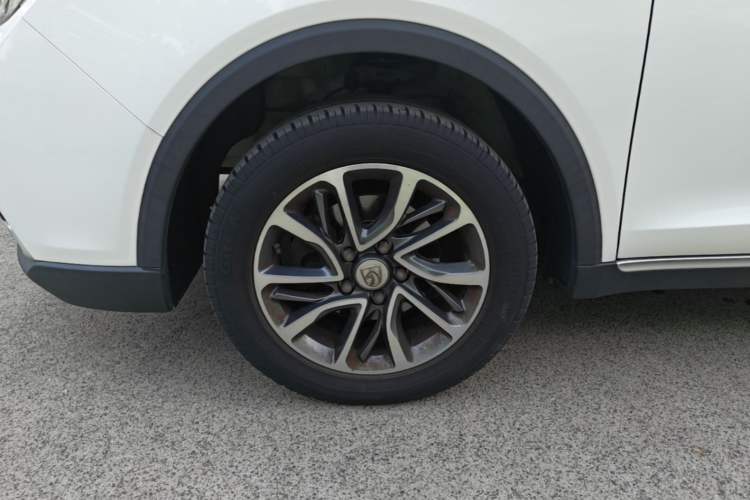 Used Baojun 730 2019 1.5L Manual Fashion Model 7-seater China VI Left Front Wheel Hub