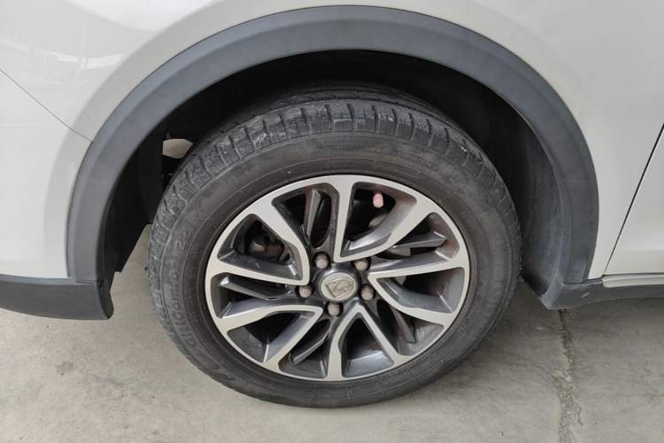 Used Baojun 730 2019 1.5L Manual Fashion Model 7-seater China VI Left Front Wheel Hub