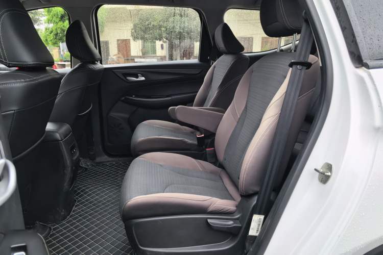 Used Baojun 730 2019 1.5T Manual Fashion Model 7-seater China VI Left Rear Seat