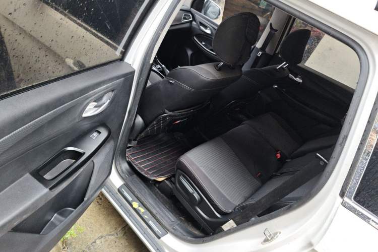 Used Baojun 730 2019 1.5T CVT Fashion Model 7 Seats China VI Emission Standard Left Rear Seat