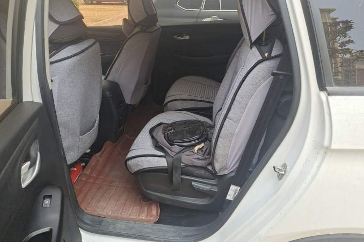 Used Baojun 730 2019 1.5L Manual Fashion Model 7-seater China VI Left Rear Seat