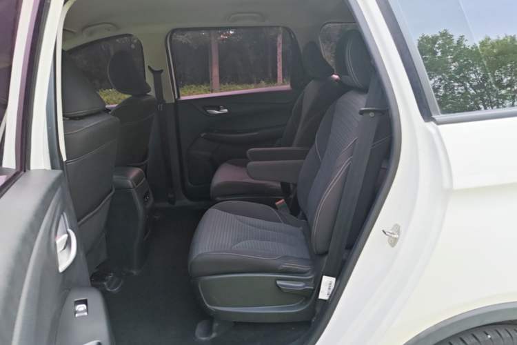 Used Baojun 730 2019 1.5L Manual Fashion Model 7-seater China VI Left Rear Seat