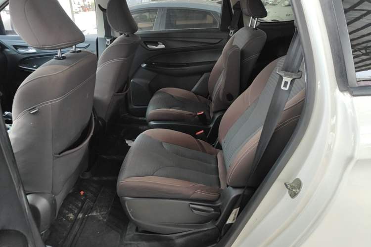 Used Baojun 730 2019 1.5L Manual Fashion Model 7-seater China VI Left Rear Seat
