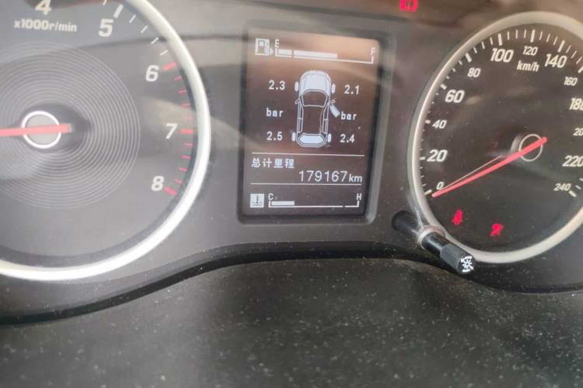 Used Baojun 730 2019 1.5T Manual Fashion Model 7-seater National V Odometer Close Up