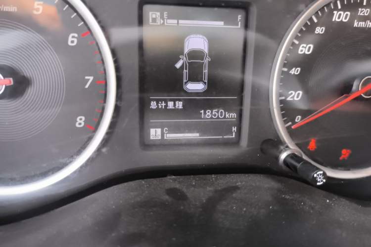 Used Baojun 730 2019 1.5T Manual Fashion Model 7-seater China VI Odometer Close Up