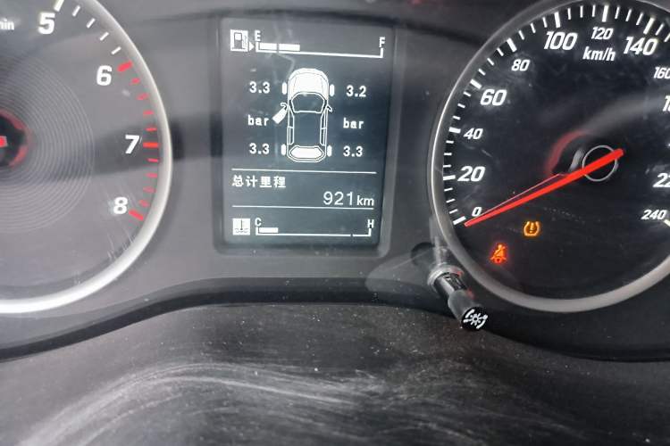 Used Baojun 730 2019 1.5L Manual Fashion Model 7-seater National V Odometer Close Up