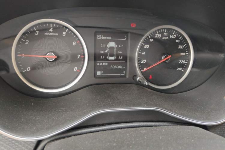 Used Baojun 730 2019 1.5L Manual Fashion Model 7-seater National V Odometer Close Up