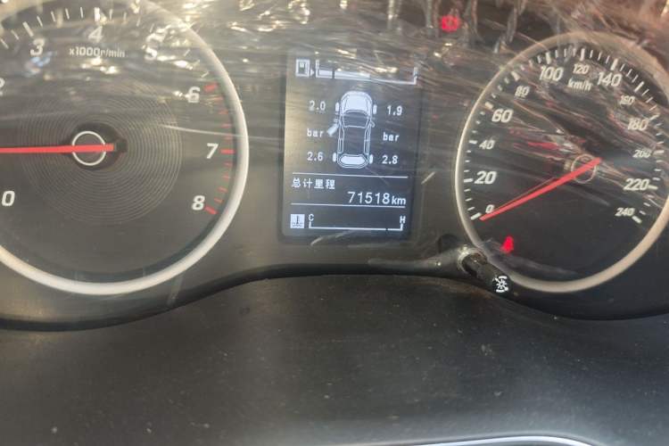 Used Baojun 730 2019 1.5L Manual Fashion Model 7-seater National V Odometer Close Up