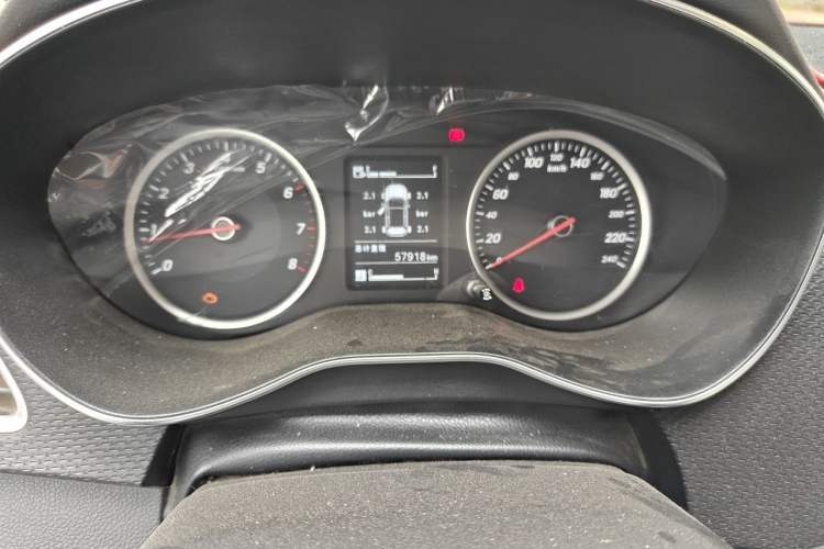 Used Baojun 730 2019 1.5L Manual Fashion Model 7-seater National V Odometer Close Up