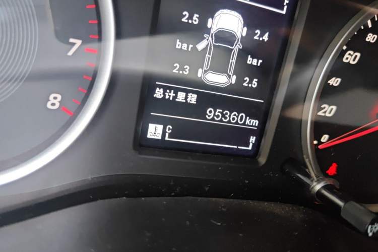 Used Baojun 730 2019 1.5L Manual Fashion Model 7-seater National V Odometer Close Up
