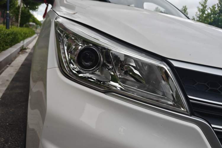 Used Baojun 730 2019 1.5L Manual Fashion Model 7-seater National V Right Front Headlight