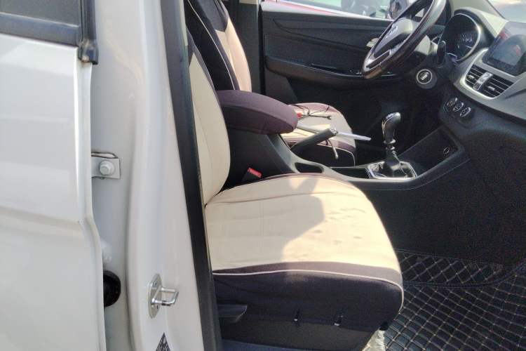 Used Baojun 730 2019 1.5T Manual Fashion Model 7-seater National V Right Front Seat