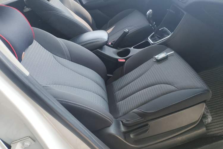 Used Baojun 730 2019 1.5T Manual Fashion Model 7-seater National V Right Front Seat