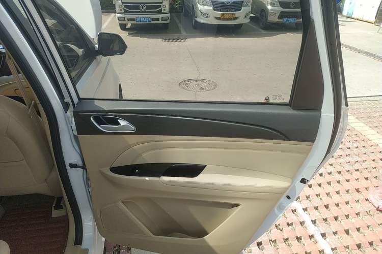 Used Baojun 730 2019 1.5L Manual Value Edition 7 Seats China VI Emission Standard Right Rear Door Interior