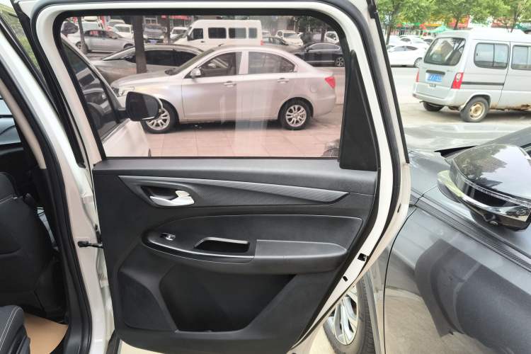 Used Baojun 730 2019 1.5T CVT Fashion Model 7 Seats China V Emission Standard Right Rear Door Interior