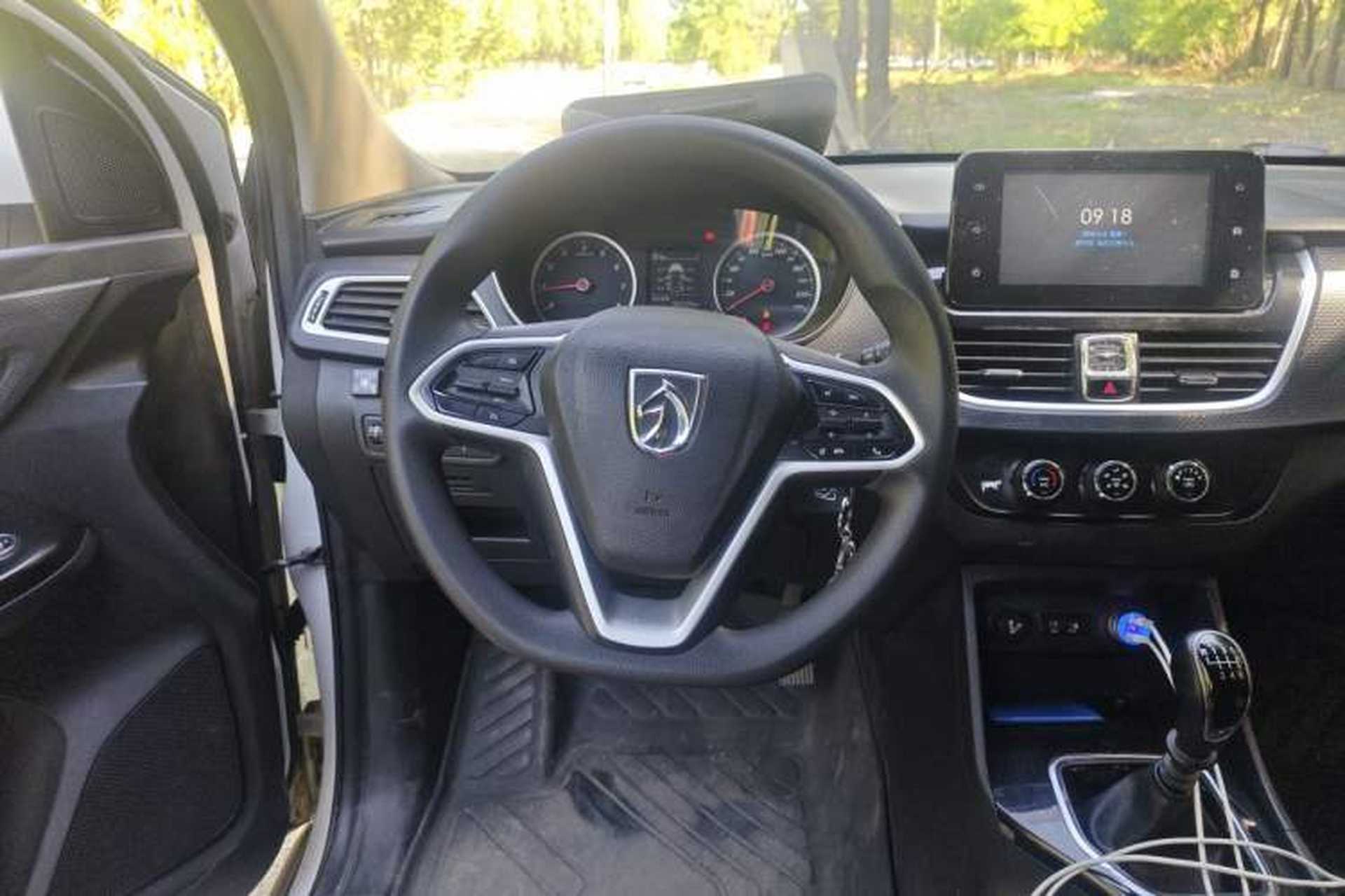 Used Baojun 730 2019 1.5L Manual Fashion Model 7-seater National V Steering Wheel