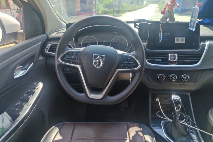 Used Baojun 730 2019 1.5L Manual Fashion Model 7-seater National V Steering Wheel