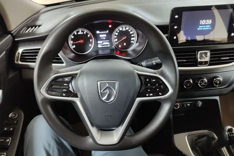 Used Baojun 730 2019 1.5T Manual Fashion Model 7-seater National V Steering Wheel