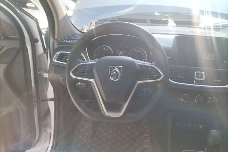 Used Baojun 730 2019 1.5L Manual Fashion Model 7-seater National V Steering Wheel