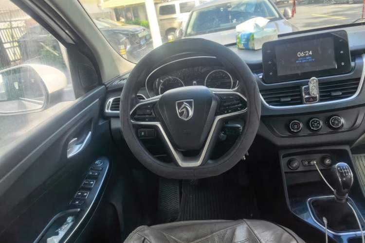 Used Baojun 730 2019 1.5L Manual Fashion Model 7-seater National V Steering Wheel