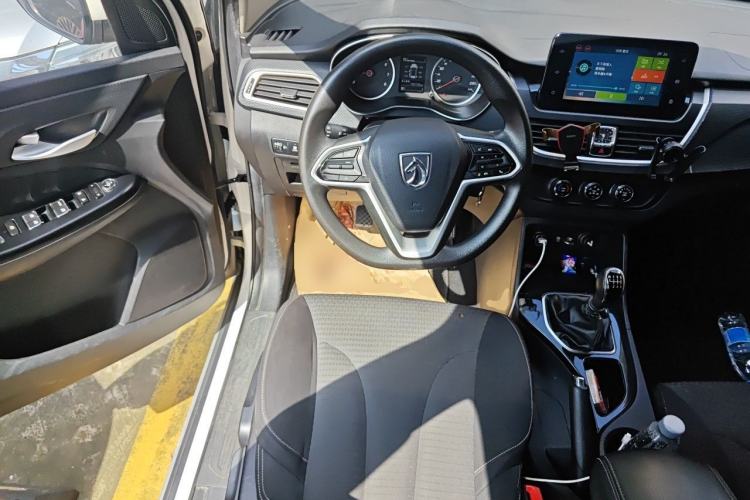 Used Baojun 730 2019 1.5L Manual Fashion Model 7-seater National V Steering Wheel
