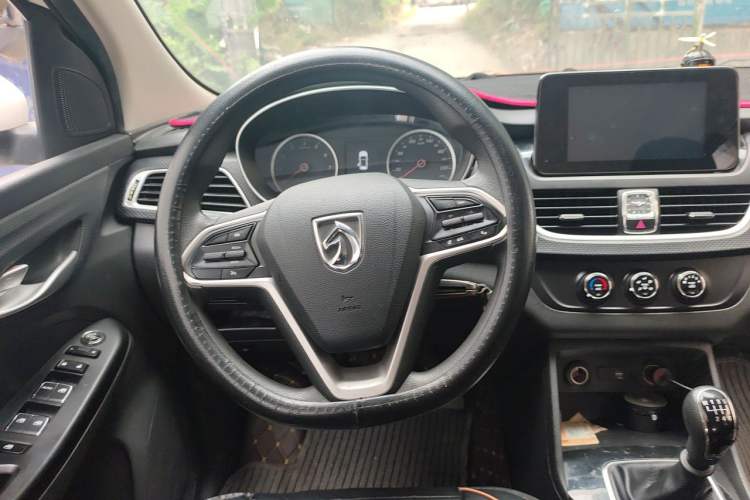 Used Baojun 730 2019 1.5L Manual Fashion Model 7-seater National V Steering Wheel