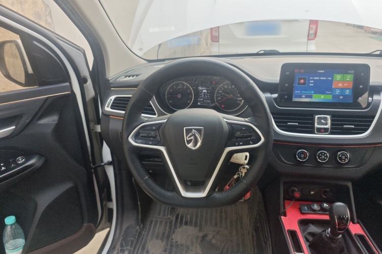 Used Baojun 730 2019 1.5L Manual Fashion Model 7-seater National V Steering Wheel