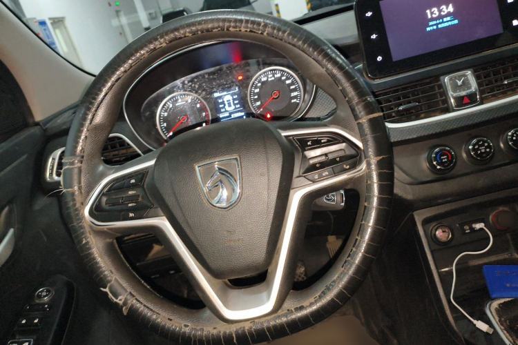 Used Baojun 730 2019 1.5L Manual Fashion Model 7-seater National V Steering Wheel