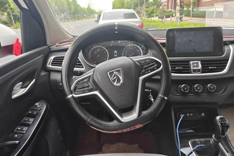 Used Baojun 730 2019 1.5L Manual Fashion Model 7-seater National V Steering Wheel