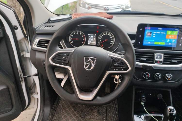 Used Baojun 730 2019 1.5L Manual Fashion Model 7-seater National V Steering Wheel