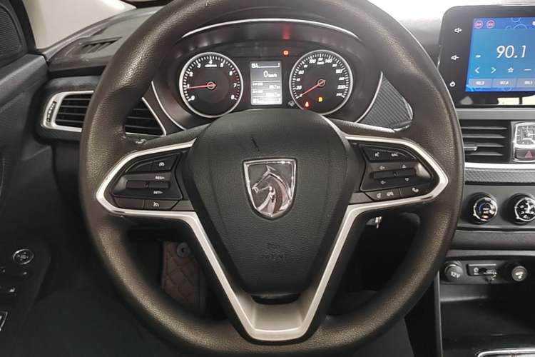 Used Baojun 730 2019 1.5L Manual Fashion Model 7-seater National V Steering Wheel
