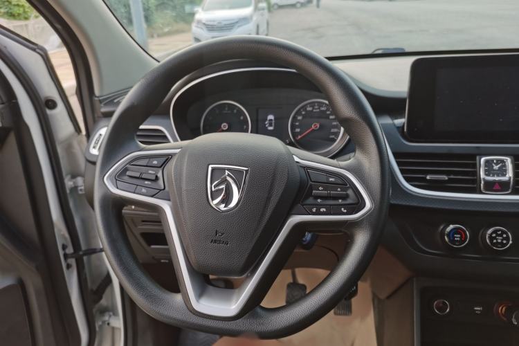 Used Baojun 730 2019 1.5L Manual Fashion Model 7-seater National V Steering Wheel