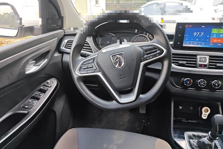 Used Baojun 730 2019 1.5L Manual Fashion Model 7-seater National V Steering Wheel
