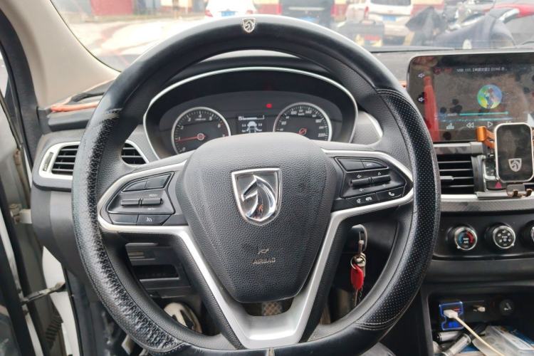 Used Baojun 730 2019 1.5L Manual Fashion Model 7-seater National V Steering Wheel