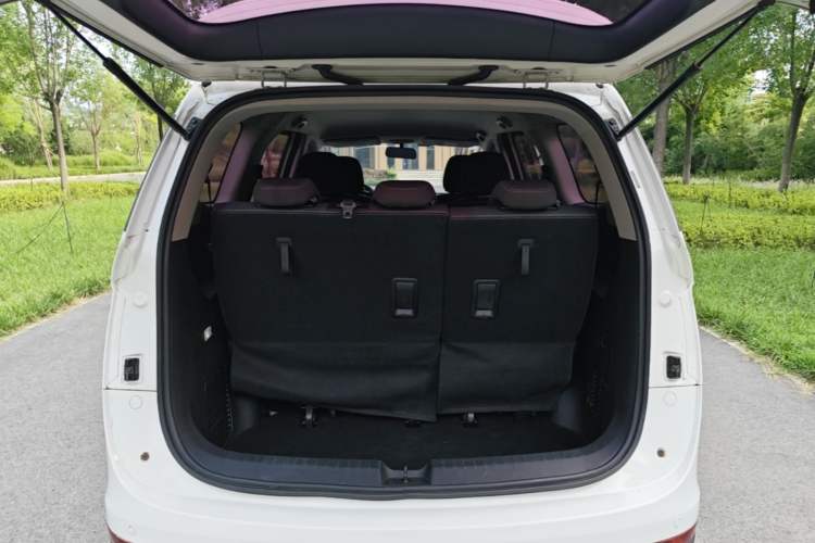 Used Baojun 730 2019 1.5L Manual Fashion Model 7-seater China VI Trunk