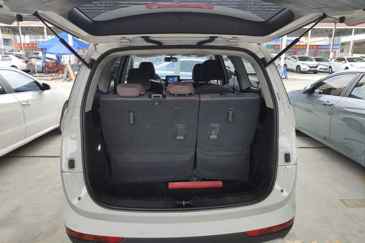 Used Baojun 730 2019 1.5L Manual Fashion Model 7-seater China VI Trunk