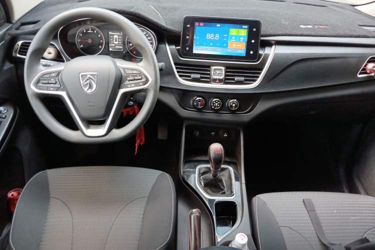 Used Baojun 730 2021 1.5L Manual Fashion Version 7 Seats Center Console