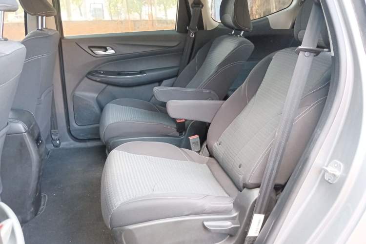 Used Baojun 730 2021 1.5L Manual Fashion Version 7 Seats Left Rear Seat