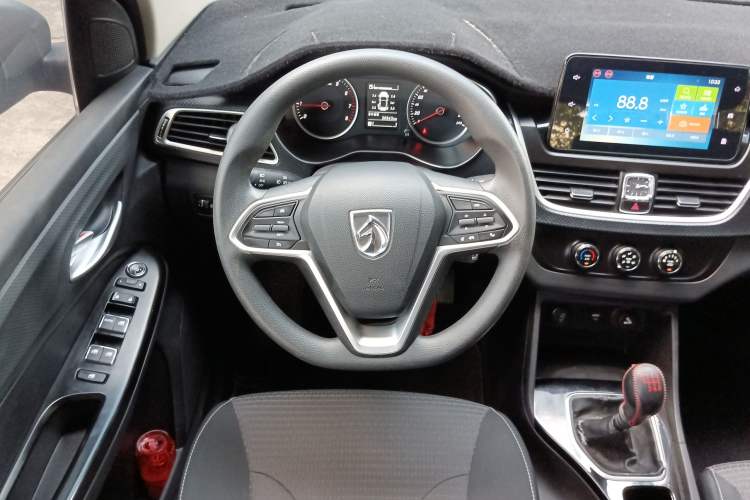 Used Baojun 730 2021 1.5L Manual Fashion Version 7 Seats Steering Wheel