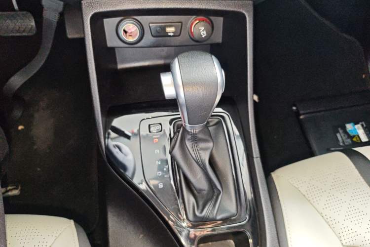 Used Baojun 730 2021 1.5T CVT Fashion Version 7 Seats Gear Lever
