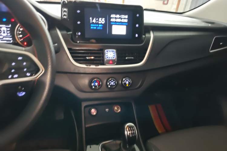 Used Baojun 730 2021 1.5L Manual Fashion Version 7 Seats Audio And AC Panel