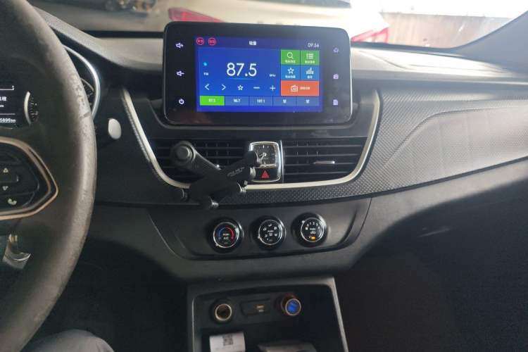 Used Baojun 730 2021 1.5L Manual Fashion Version 7 Seats Audio And AC Panel