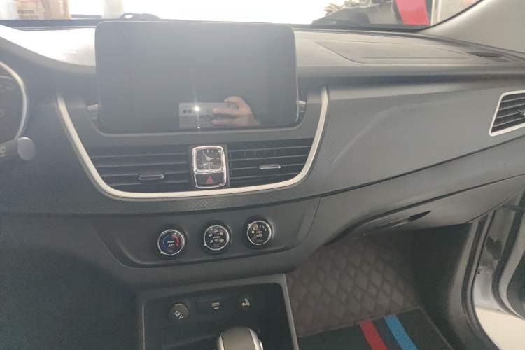 Used Baojun 730 2021 1.5T CVT Fashion Version 7 Seats Audio And AC Panel